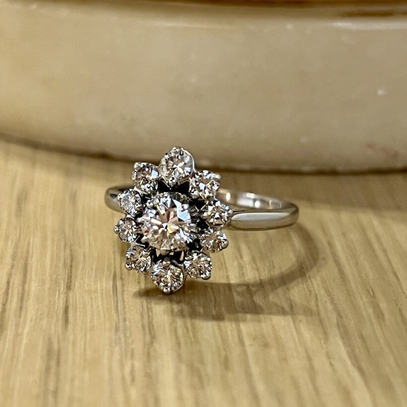 Bague Marguerite en or blanc, diamant de 0,40 carat et diamants