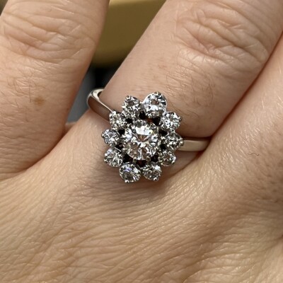 Bague Marguerite en or blanc, diamant de 0,40 carat et diamants