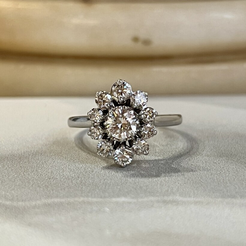 Bague Marguerite en or blanc, diamant de 0,40 carat et diamants