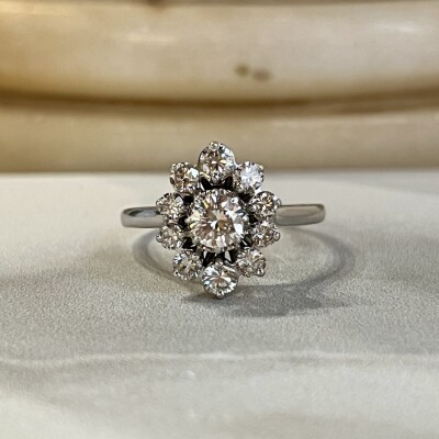 Bague Marguerite en or blanc, diamant de 0,40 carat et diamants