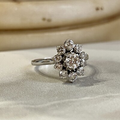 Bague Marguerite en or blanc, diamant de 0,40 carat et diamants