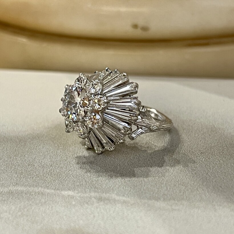 Bague Jupe en platine, diamant de taille ancienne de 1 carat, diamants pour 0,70 carat et diamants de taille tapers pour 1,70 carat vers 1960