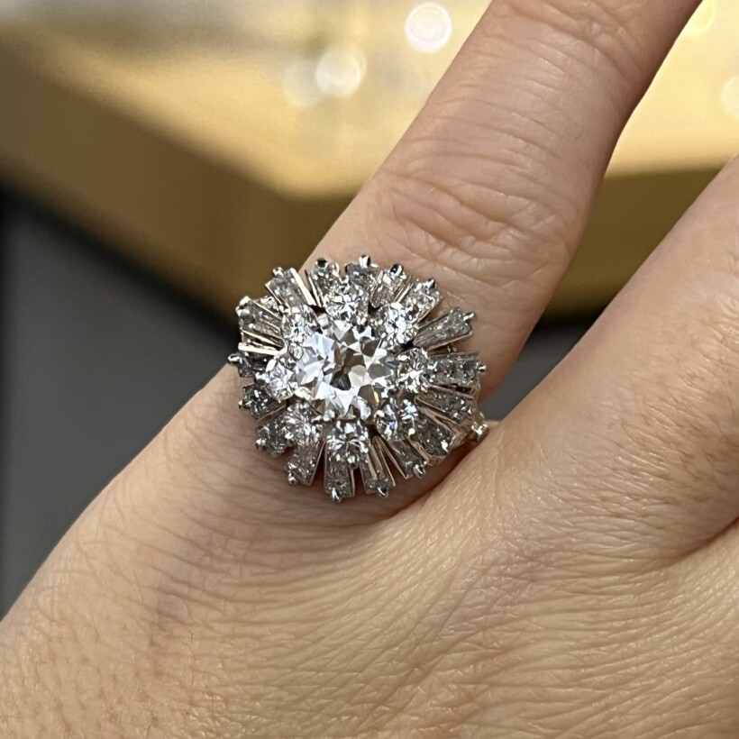 Bague Jupe en platine, diamant de taille ancienne de 1 carat, diamants pour 0,70 carat et diamants de taille tapers pour 1,70 carat vers 1960