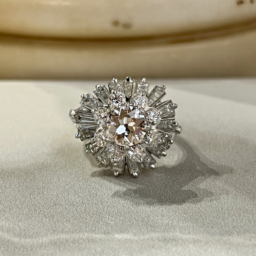 Bague Jupe en platine, diamant de taille ancienne de 1 carat, diamants pour 0,70 carat et diamants de taille tapers pour 1,70 carat vers 1960