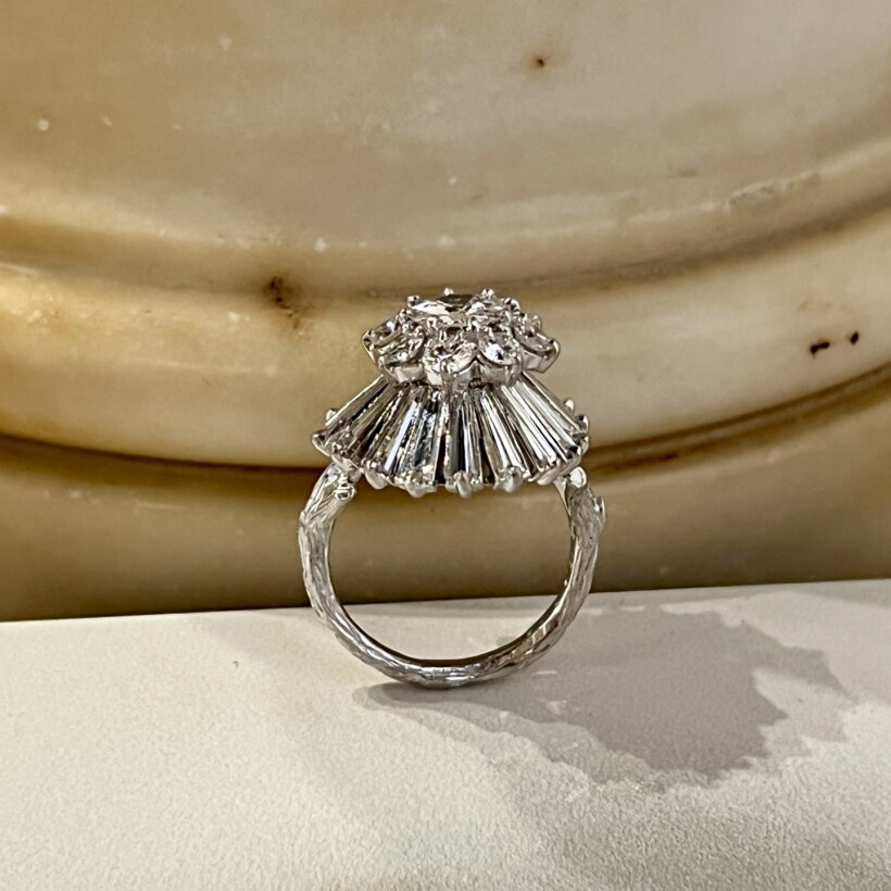 Bague Jupe en platine, diamant de taille ancienne de 1 carat, diamants pour 0,70 carat et diamants de taille tapers pour 1,70 carat vers 1960