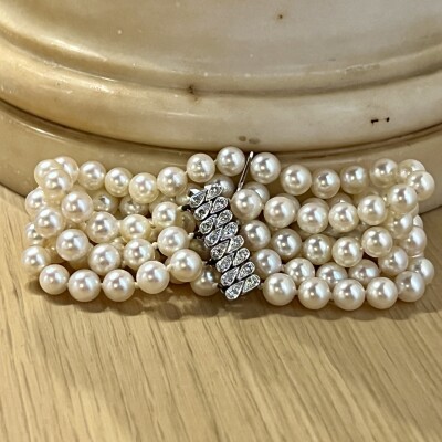 Bracelet 4 rangs en perles de culture. Fermoir en or blanc et diamants