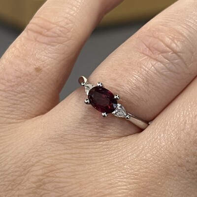 Bague Mademoiselle en or blanc, rubis de taille ovale de 1 carat et diamants de taille poire