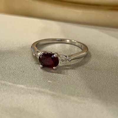 Bague Mademoiselle en or blanc, rubis de taille ovale de 1 carat et diamants de taille poire