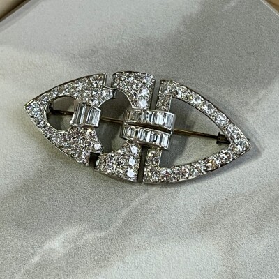 Broche Art Déco en or blanc, platine, diamants de demi-taille pour 2,20 carats et diamants de taille baguette pour 1,20 carat vers 1930