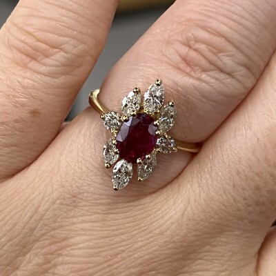 Bague Marquise en or jaune, rubis de taille ovale de 0,70 carat, diamants de taille marquise et diamants