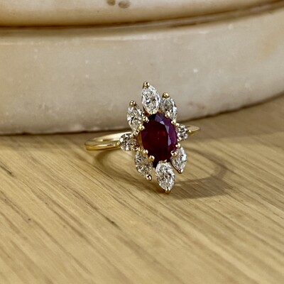 Bague Marquise en or jaune, rubis de taille ovale de 0,70 carat, diamants de taille marquise et diamants