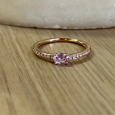 Solitaire Alice en or rose, saphir rose de taille ovale et diamants