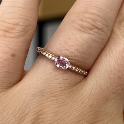 Solitaire Alice en or rose, saphir rose de taille ovale et diamants