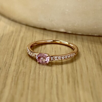 Solitaire Alice en or rose, saphir rose de taille ovale et diamants