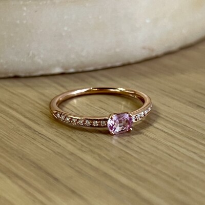 Solitaire Alice en or rose, saphir rose de taille ovale et diamants