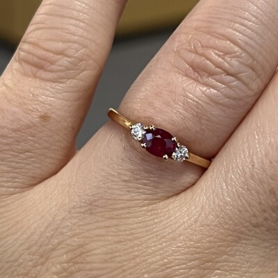 Solitaire Alice en or rose, rubis de taille ovale et diamants