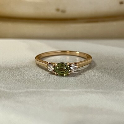 Solitaire Alice en or rose, saphir vert de taille ovale et diamants