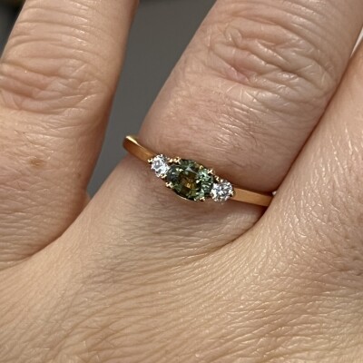 Solitaire Alice en or rose, saphir vert de taille ovale et diamants