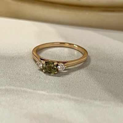 Solitaire Alice en or rose, saphir vert de taille ovale et diamants