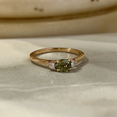 Solitaire Alice en or rose, saphir vert de taille ovale et diamants