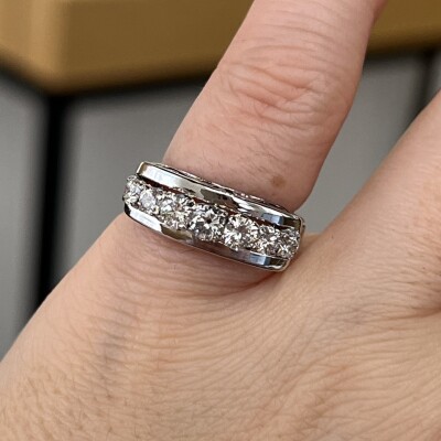 Bague en or blanc, platine et diamants pour 0,90 carat