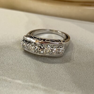 Bague en or blanc, platine et diamants pour 0,90 carat