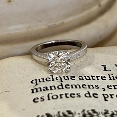 Solitaire en or blanc et diamant de 2,01 carat blanc nuancé J SI1