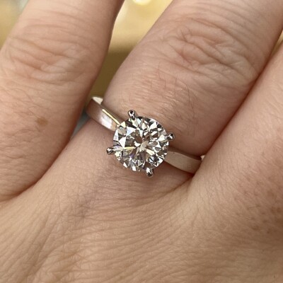 Solitaire en or blanc et diamant de 2,01 carat blanc nuancé J SI1