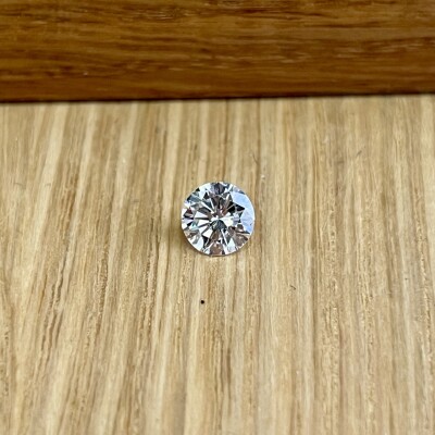 Diamant moderne de 1,03 carat extra blanc F VVS1