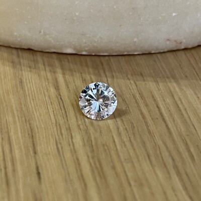 Diamant moderne de 1,50 carat extra blanc F SI1