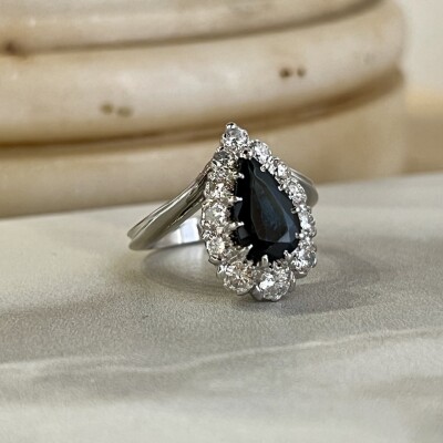 Bague en or blanc, saphir de taille poire de 1,50 carat et diamants pour 1 carat