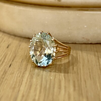 Bague en or rose et aigue-marine de taille ovale