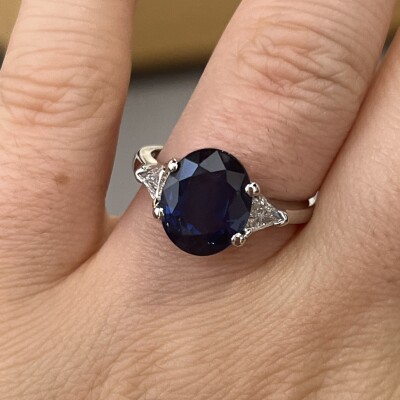 Bague en or blanc, saphir de taille ovale de 4,50 carats et diamants triangles pour 0,50 carat
