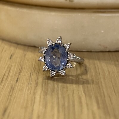 Bague Marguerite en or blanc, saphir de Ceylan de taille ovale de 3,50 carats et diamants pour 0,30 carat