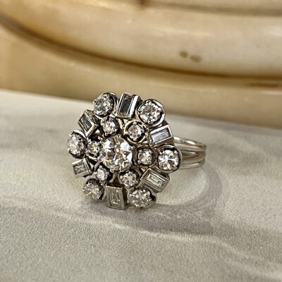 Bague Dôme en platine, diamant central de taille ancienne de 0,30 carat, diamants de taille ancienne pour 0,90 carat et diamants de taille 8X8 pour 0,12 carat