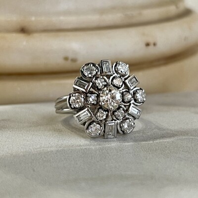 Bague Dôme en platine, diamant central de taille ancienne de 0,30 carat, diamants de taille ancienne pour 0,90 carat et diamants de taille 8X8 pour 0,12 carat