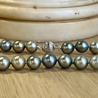 Collier en or blanc et perles de Tahiti de 10 à 11 mm