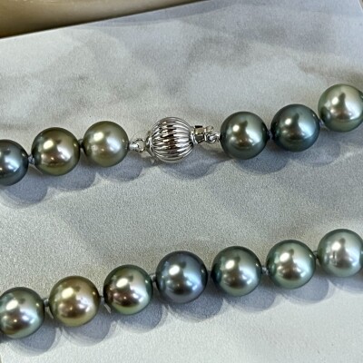 Collier en or blanc et perles de Tahiti de 10 à 11 mm