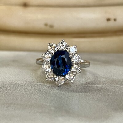 Bague Marguerite en or blanc, saphir de taille ovale de 2,75 carats et diamants pour 1,36 carat