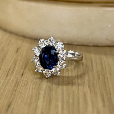 Bague Marguerite en or blanc, saphir de taille ovale de 2,75 carats et diamants pour 1,36 carat
