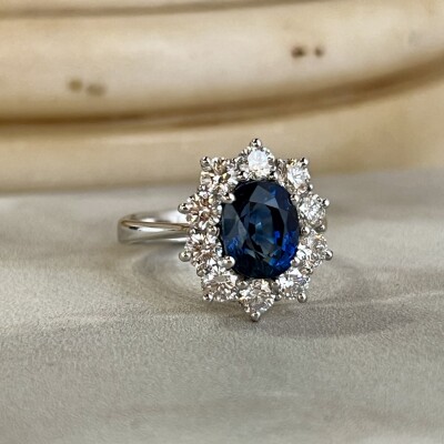 Bague Marguerite en or blanc, saphir de taille ovale de 2,75 carats et diamants pour 1,36 carat