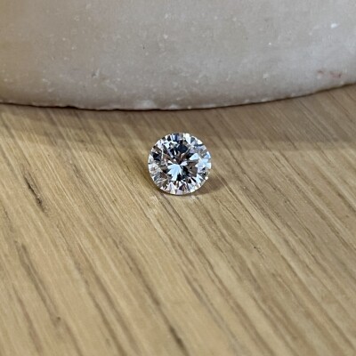 Diamant moderne de 1,32 carat blanc H VS1