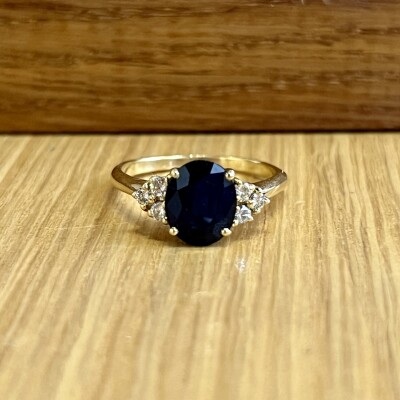 Bague en or jaune, saphir de taille ovale de 3 carats et diamants pour 0,40 carat