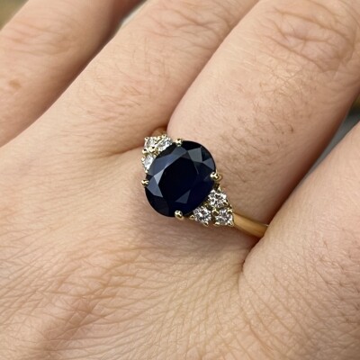 Bague en or jaune, saphir de taille ovale de 3 carats et diamants pour 0,40 carat