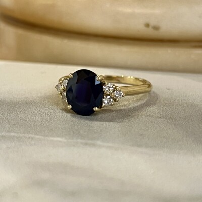 Bague en or jaune, saphir de taille ovale de 3 carats et diamants pour 0,40 carat