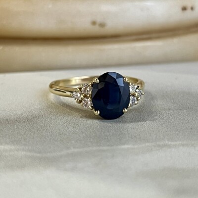 Bague en or jaune, saphir de taille ovale de 3 carats et diamants pour 0,40 carat