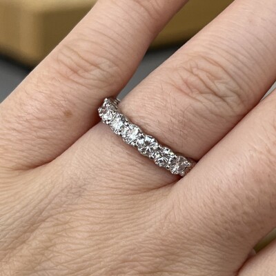 Alliance en or blanc et diamants pour 2,85 carats