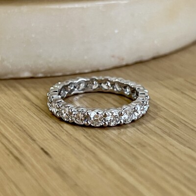 Alliance en or blanc et diamants pour 2,85 carats