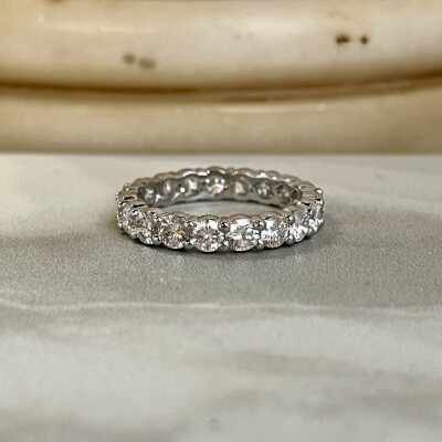 Alliance en or blanc et diamants pour 2,85 carats