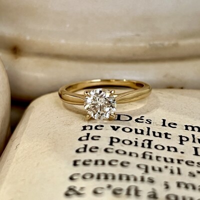 Solitaire en or jaune et diamant de 1,02 carat blanc H VVS1